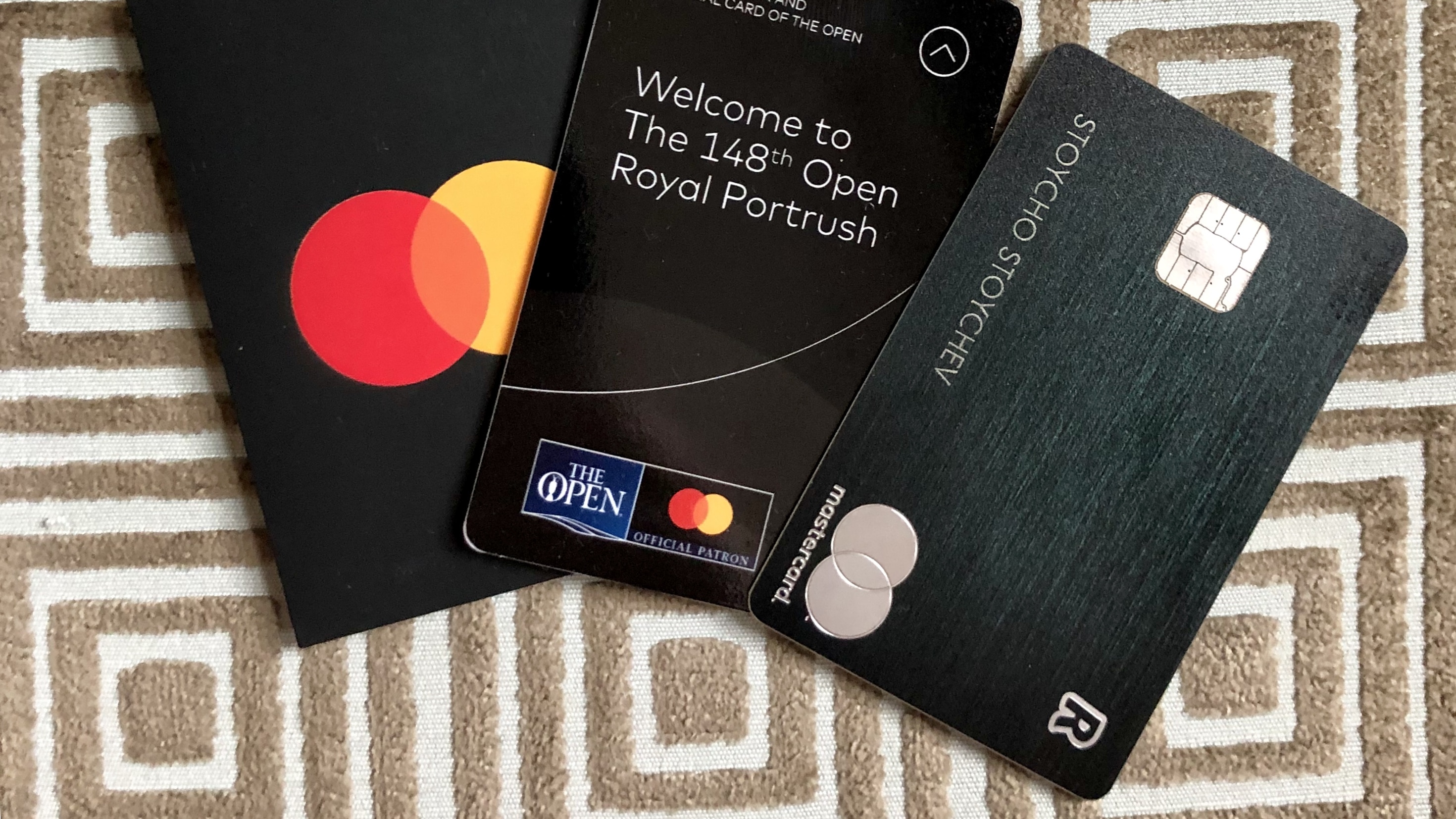 пътуват с Mastercard и Револут